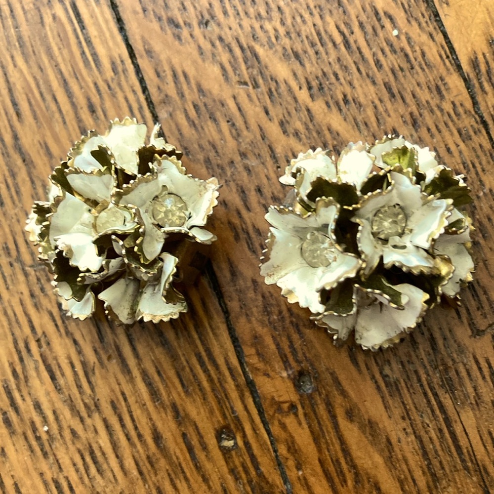 Vintage white- and gold-toned floral clip-on earrings with rhinestones